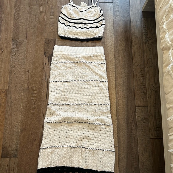 Elegant Cream and Black Knit Set - Picture 2 of 8